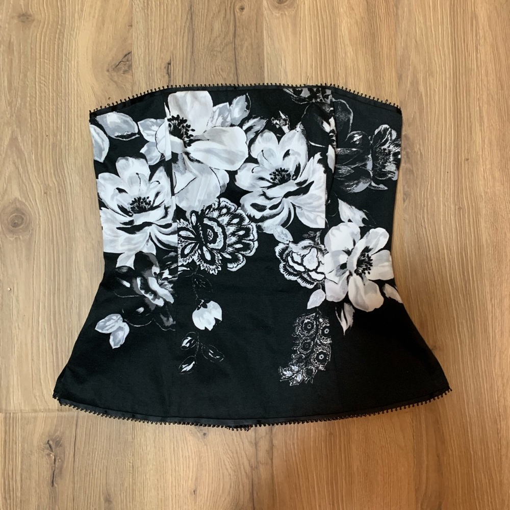 NWOT beautiful strapless top.